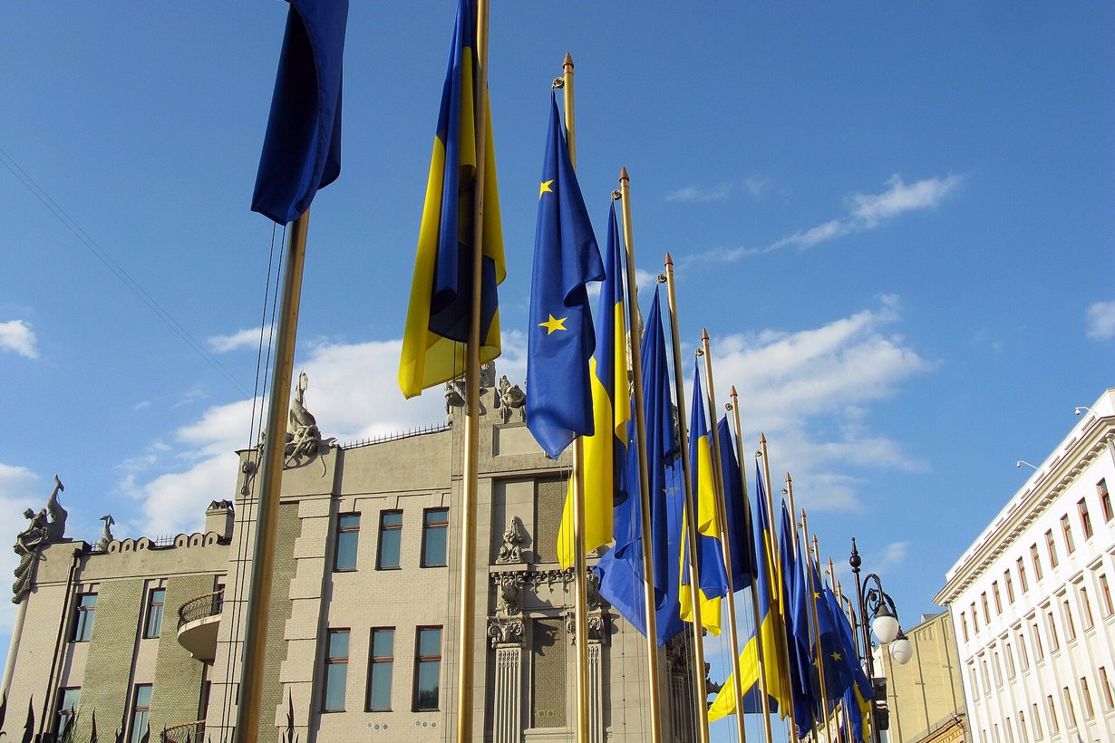 Флаги Европейского союза и Украины