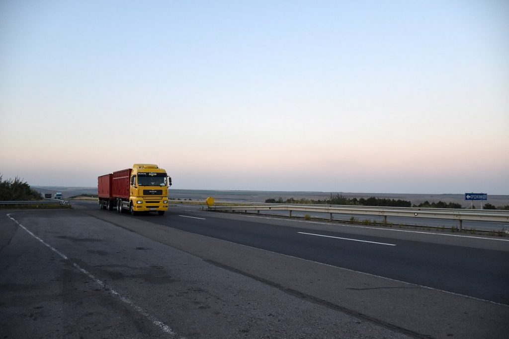 Трасса E95 в Одесской области, грузовики на дороге