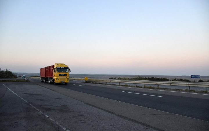 Трасса E95 в Одесской области, грузовики на дороге