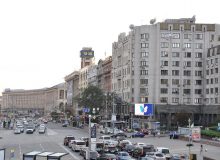 Крещатик в Киеве: улица, здания и автомобили