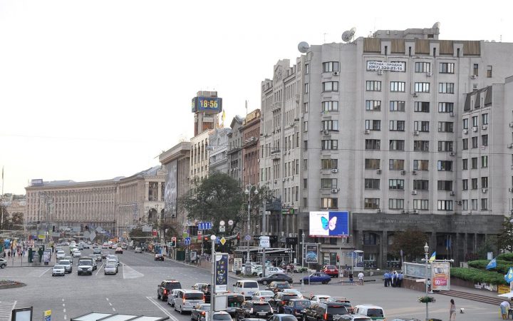 Крещатик в Киеве: улица, здания и автомобили