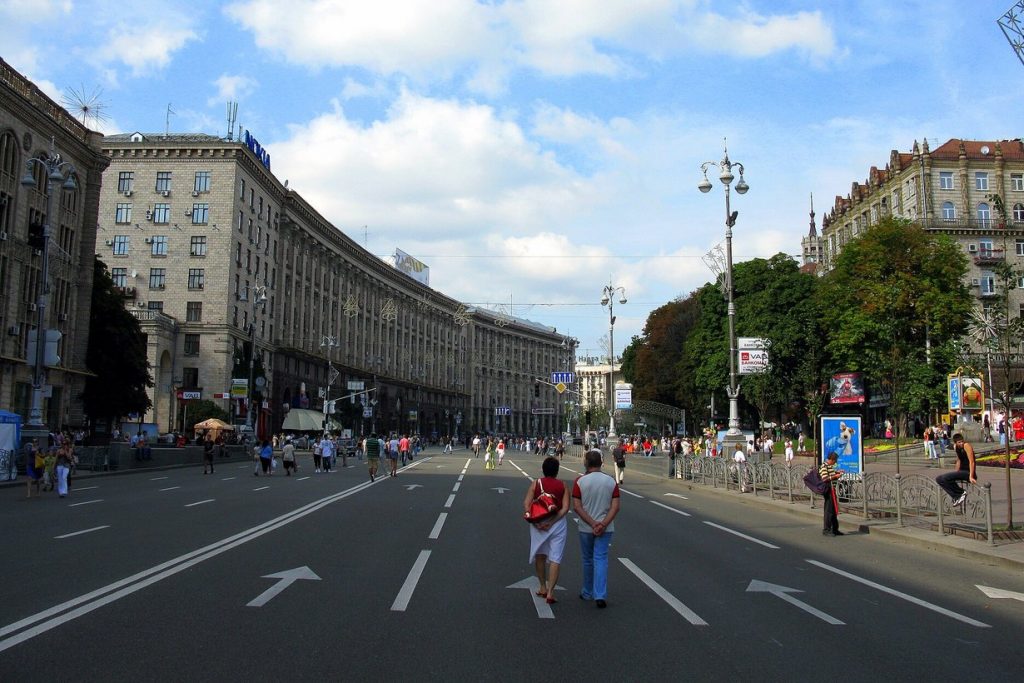 Люди на Крещатике в Киеве в выходной день