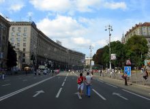 Люди на Крещатике в Киеве в выходной день