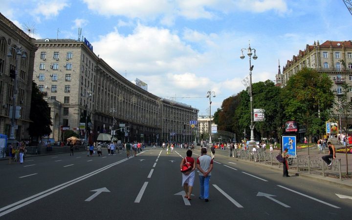 Люди на Крещатике в Киеве в выходной день