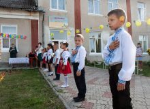 Школьники в вышиванках на линейке ко Дню знаний во дворе сельской школы