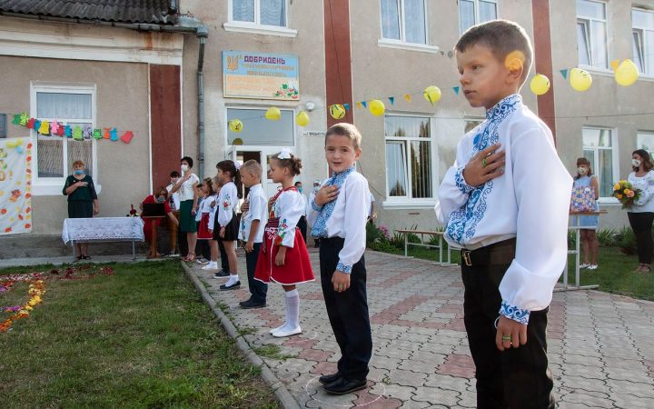 Школьники в вышиванках на линейке ко Дню знаний во дворе сельской школы
