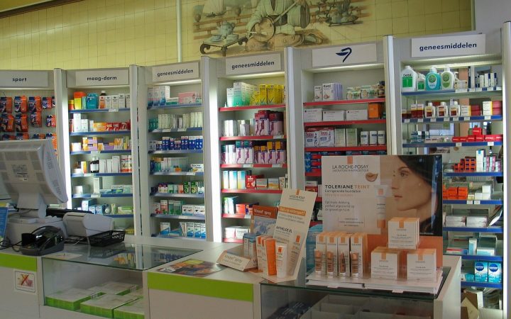 Полки с лекарствами в аптеке