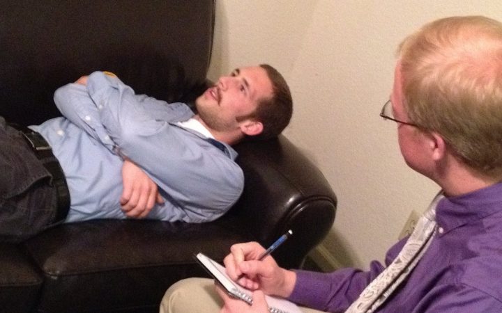 Консультация психолога: пациент на приеме у специалиста