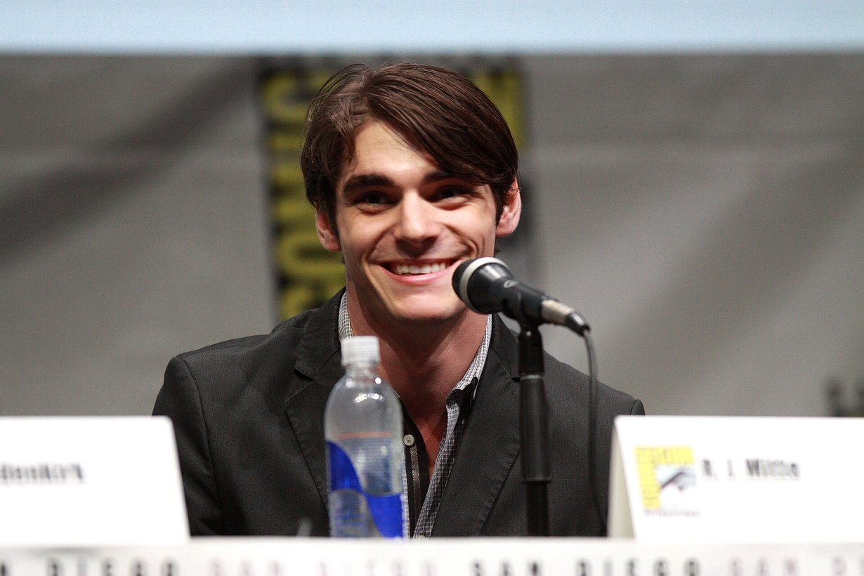 Актер Ар Джей Митт на Comic-Con в Сан-Диего в 2013 году