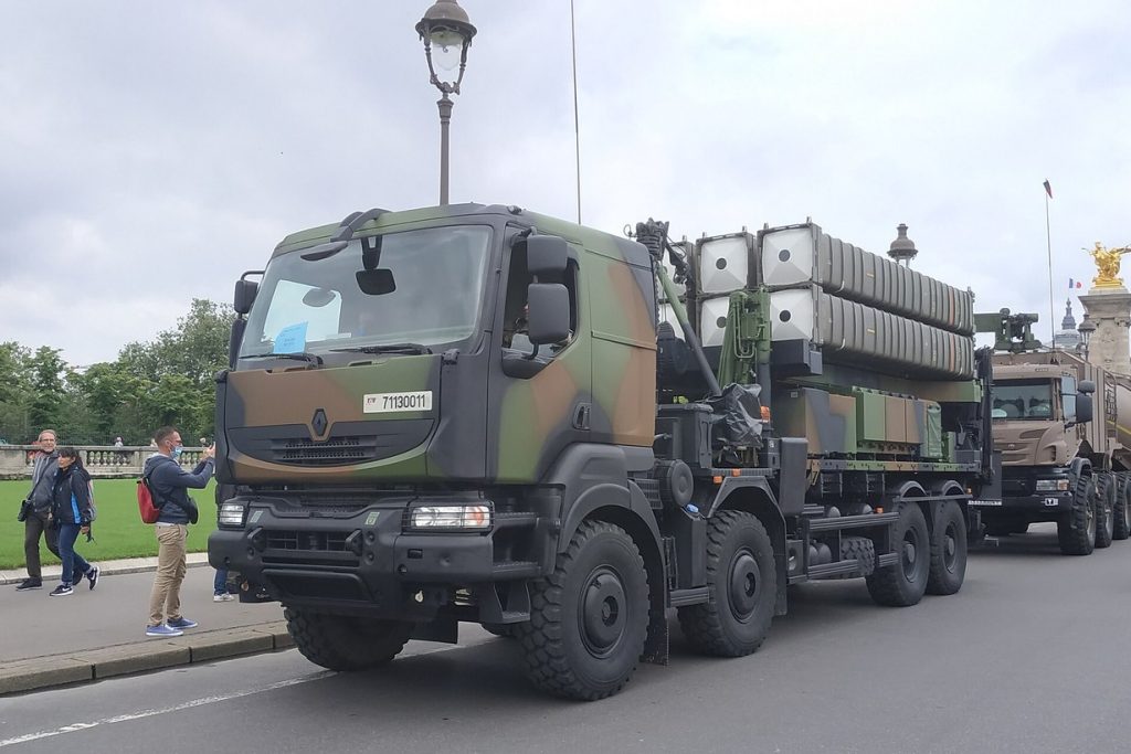 Пусковая установка зенитного ракетного комплекса SAMP/T на параде в Париже