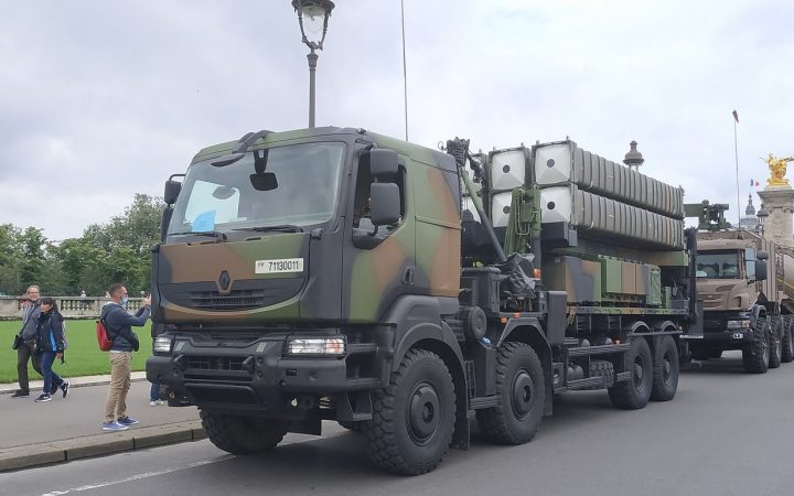 Пусковая установка зенитного ракетного комплекса SAMP/T на параде в Париже