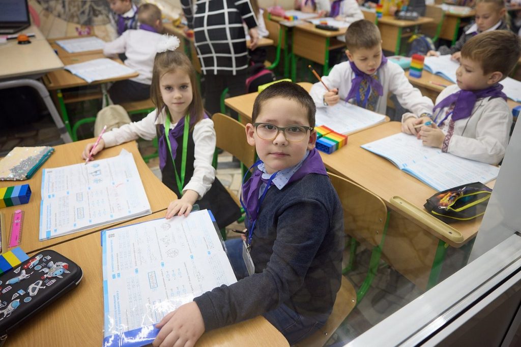 Школьники на уроке в классе