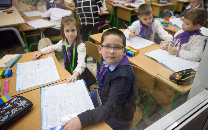 Школьники на уроке в классе