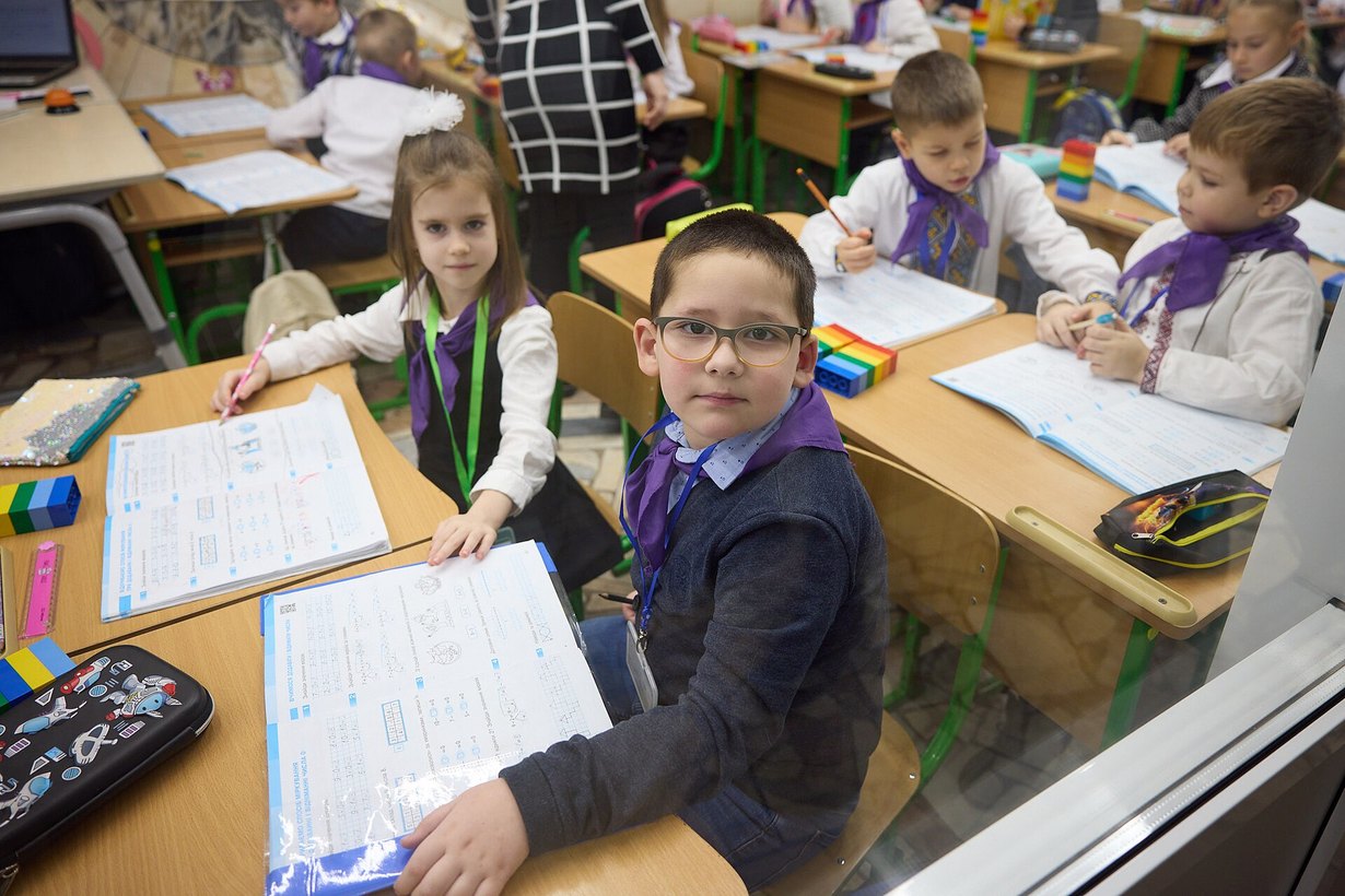 Школьники на уроке в классе