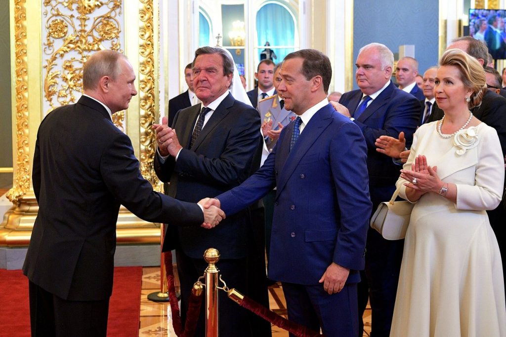 Путин приветствует Шредера на инаугурации в 2018 году