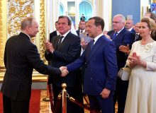 Путин приветствует Шредера на инаугурации в 2018 году