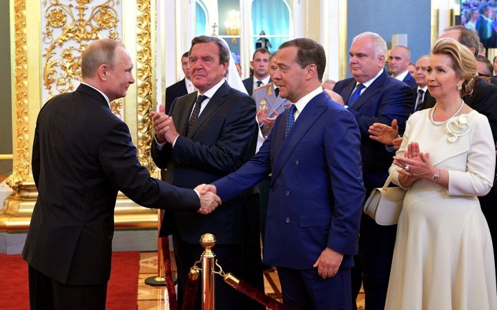 Путин приветствует Шредера на инаугурации в 2018 году
