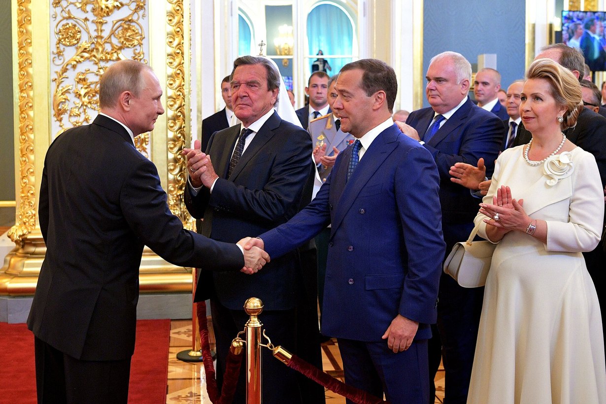 Путин приветствует Шредера на инаугурации в 2018 году