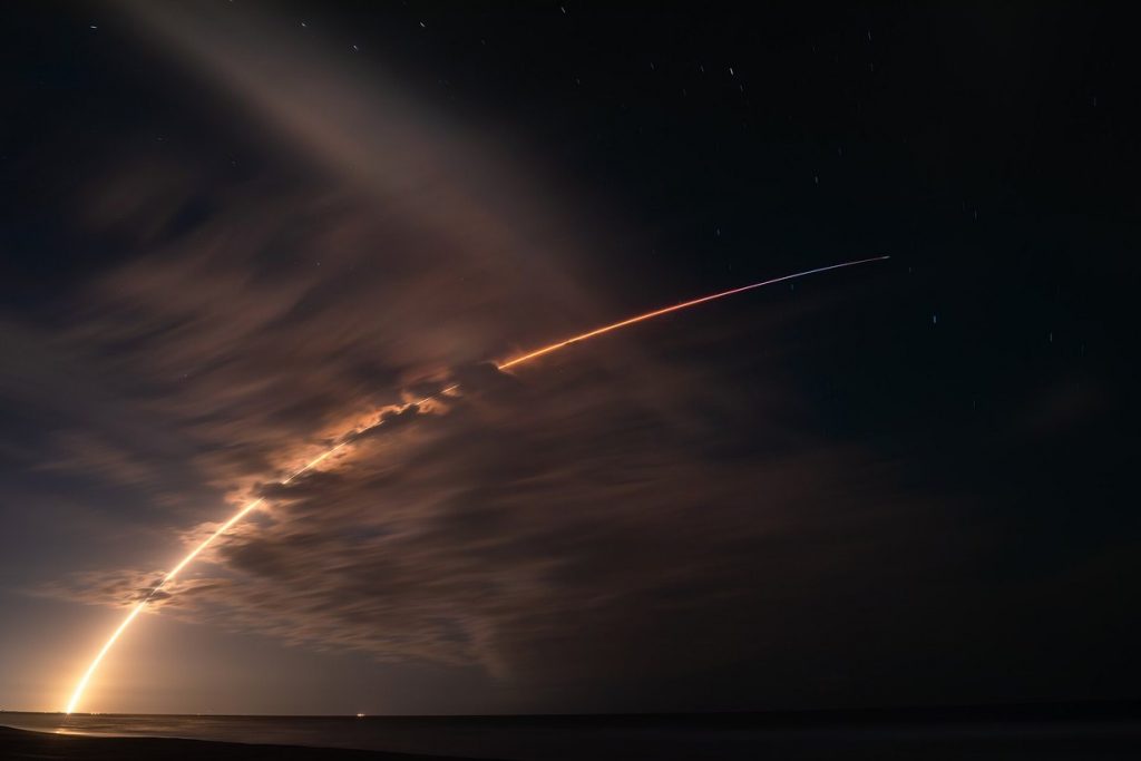 Запуск ракеты Falcon 9 со спутниками Starlink ночью