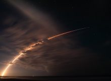 Запуск ракеты Falcon 9 со спутниками Starlink ночью