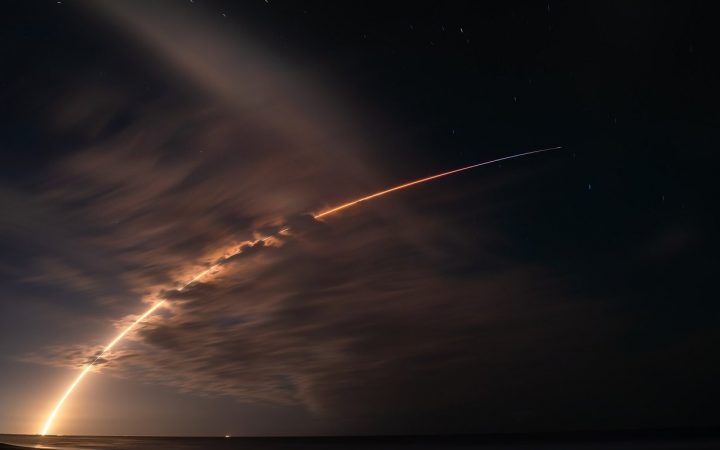 Запуск ракеты Falcon 9 со спутниками Starlink ночью