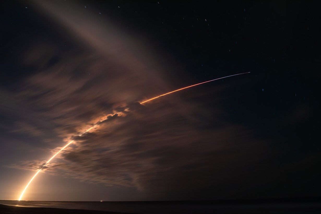 Запуск ракеты Falcon 9 со спутниками Starlink ночью