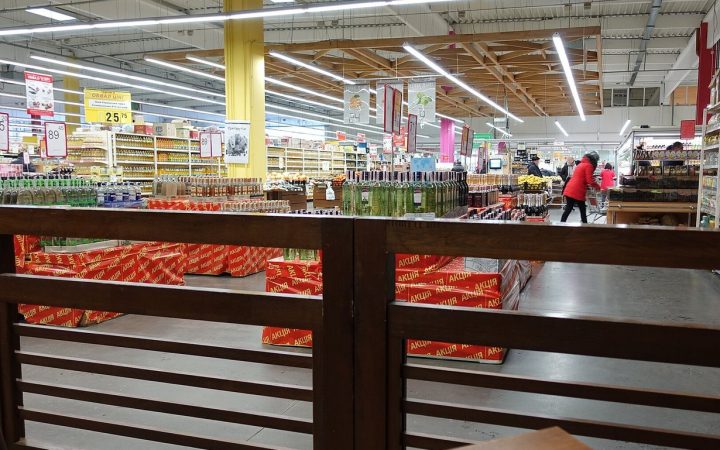 Торговый зал супермаркета в Украине, полки с товарами