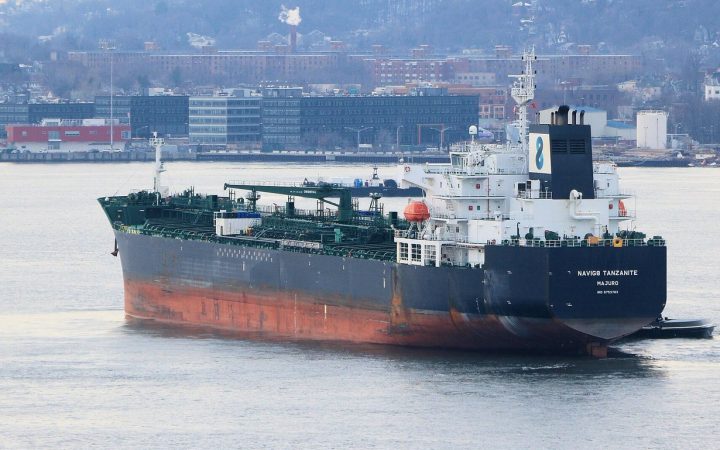 Нефтяной танкер в гавани Нью-Йорка, иллюстративное архивное фото