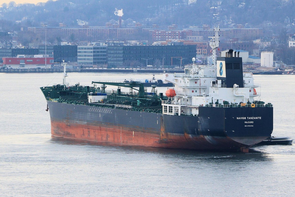 Нефтяной танкер в гавани Нью-Йорка, иллюстративное архивное фото
