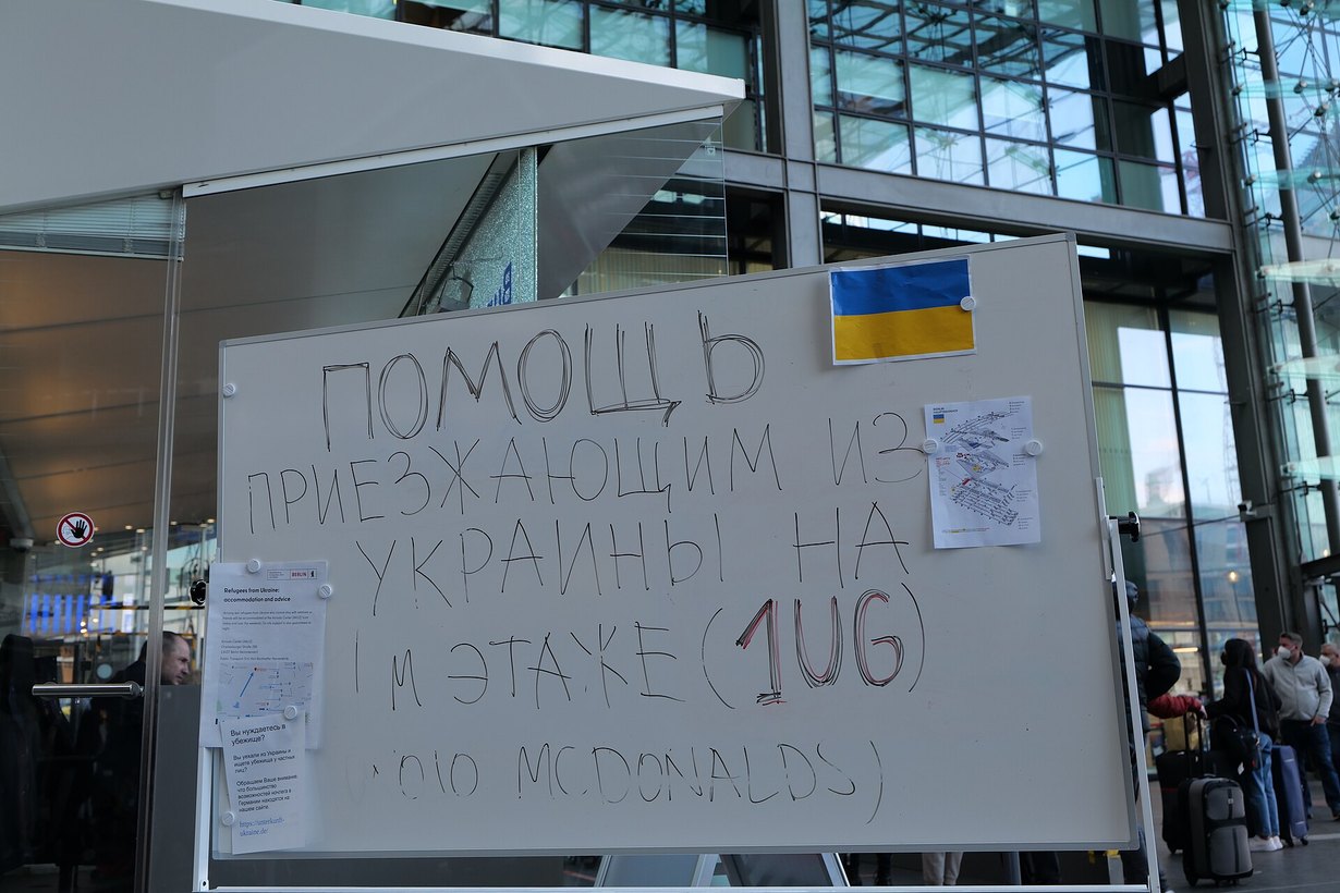 Пункт помощи прибывающим из Украины на Главном вокзале Берлина