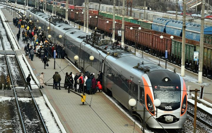 Поезд Интерсити+ Укрзализныци на вокзале Тернополя