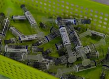 Шприцы с вакциной от гриппа в пластиковом контейнере
