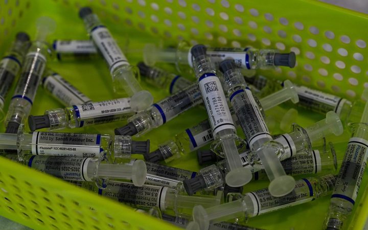 Шприцы с вакциной от гриппа в пластиковом контейнере