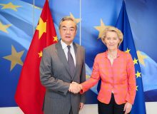 Министр иностранных дел Китая Ван И во время визита в Еврокомиссию