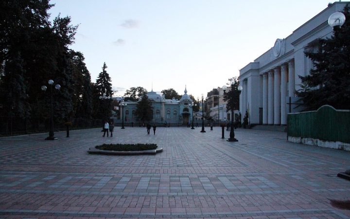 Здание Верховной Рады Украины на улице Грушевского в Киеве