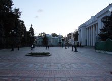 Здание Верховной Рады Украины на улице Грушевского в Киеве