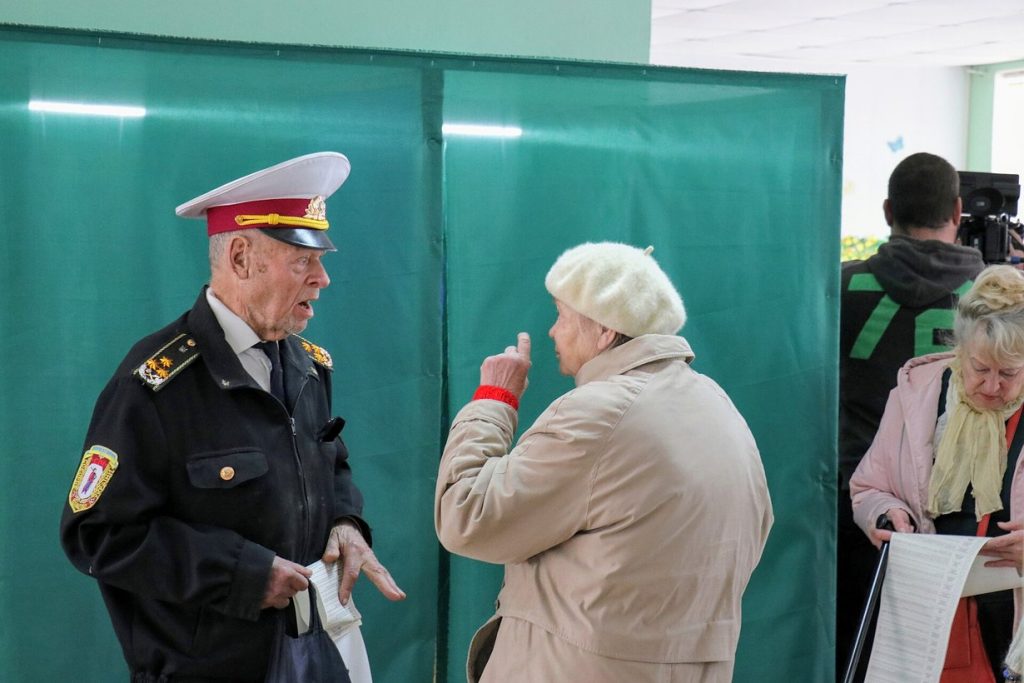 Избиратель на избирательном участке в Одессе во время выборов президента Украины 2019 года