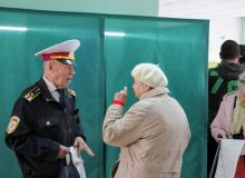 Избиратель на избирательном участке в Одессе во время выборов президента Украины 2019 года