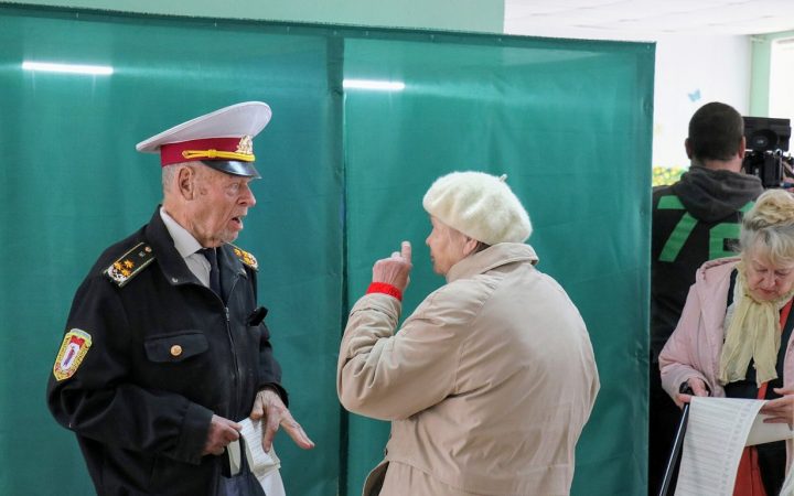 Избиратель на избирательном участке в Одессе во время выборов президента Украины 2019 года