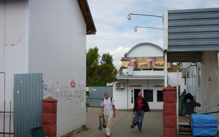 Пешеходный вход на пункт пропуска Шегини — Медыка на границе Украины и Польши